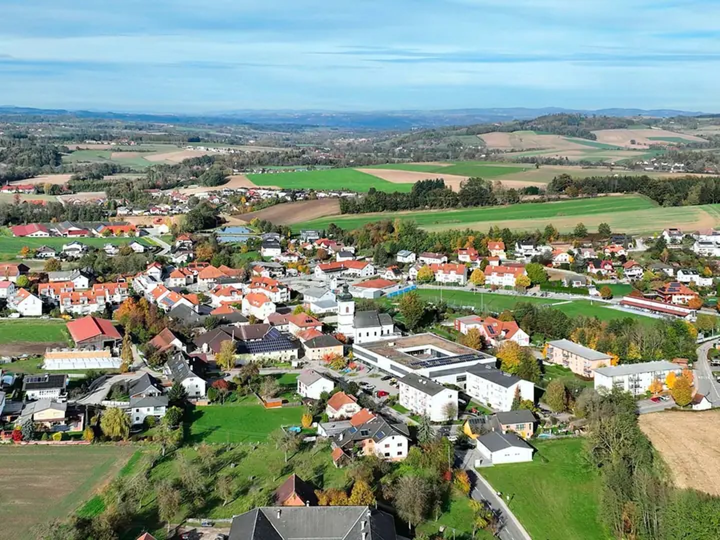 Luftaufnahme von Krenglbach mit Ortskern, Kirche und umliegenden Feldern. Foto © C.StadlerBwag