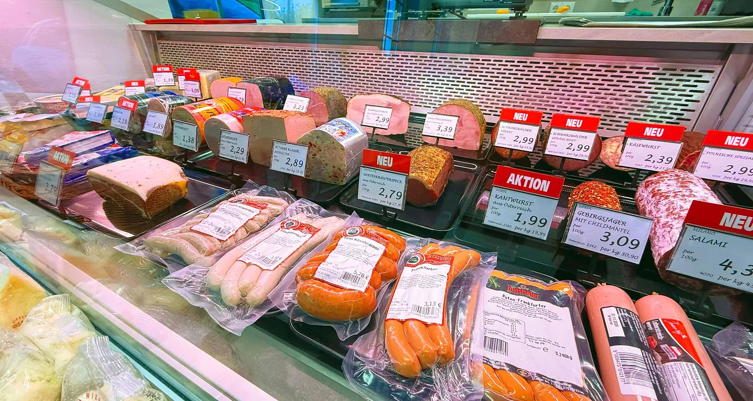 Wurst- und Fleischwaren in der Frischetheke.