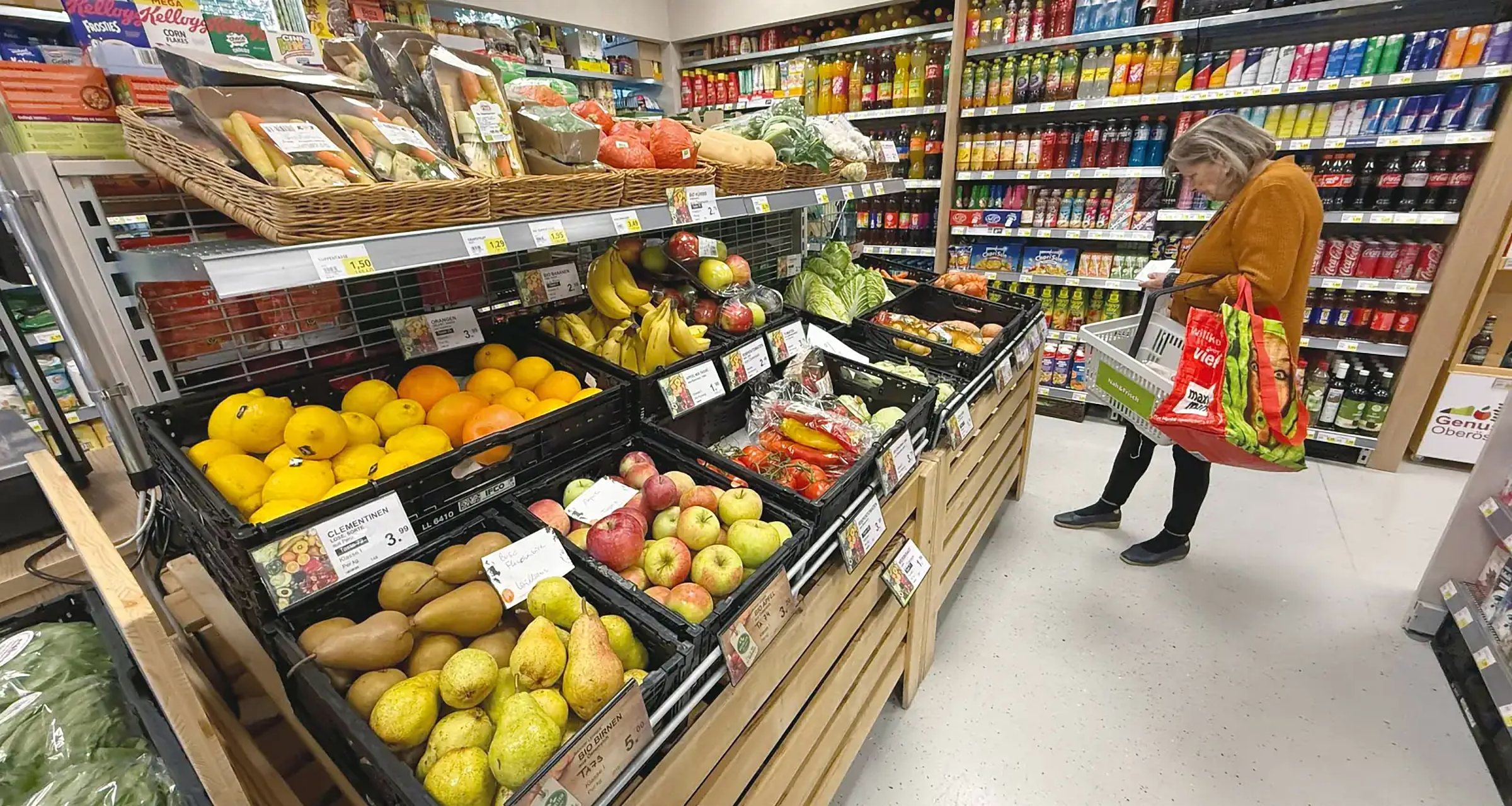 Eine Kundin in der Obst- und Gemüseabteilung des Glückstreff.