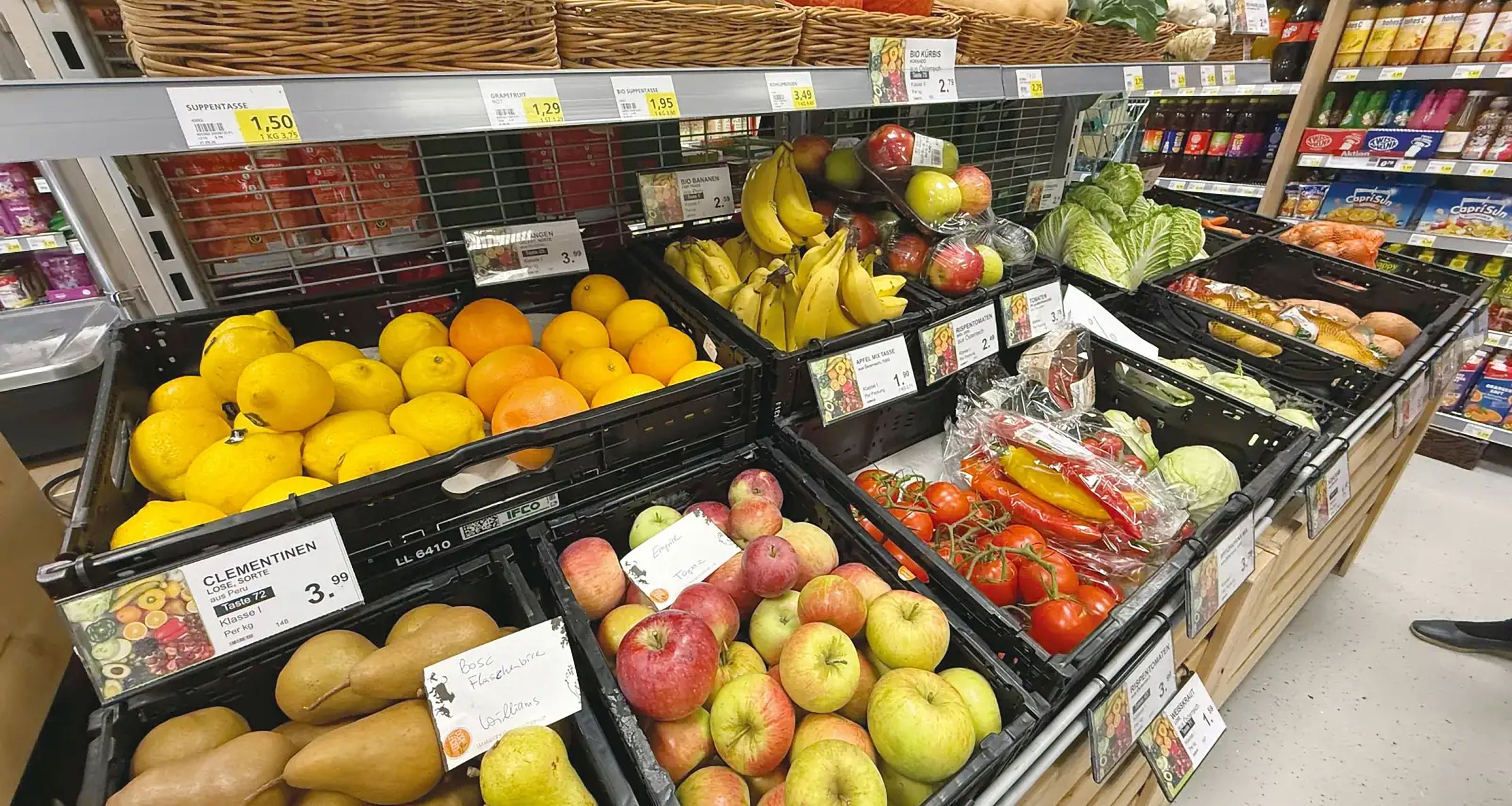 Kisten mit frischem Obst und Gemüse in der Auslage des Glückstreff.