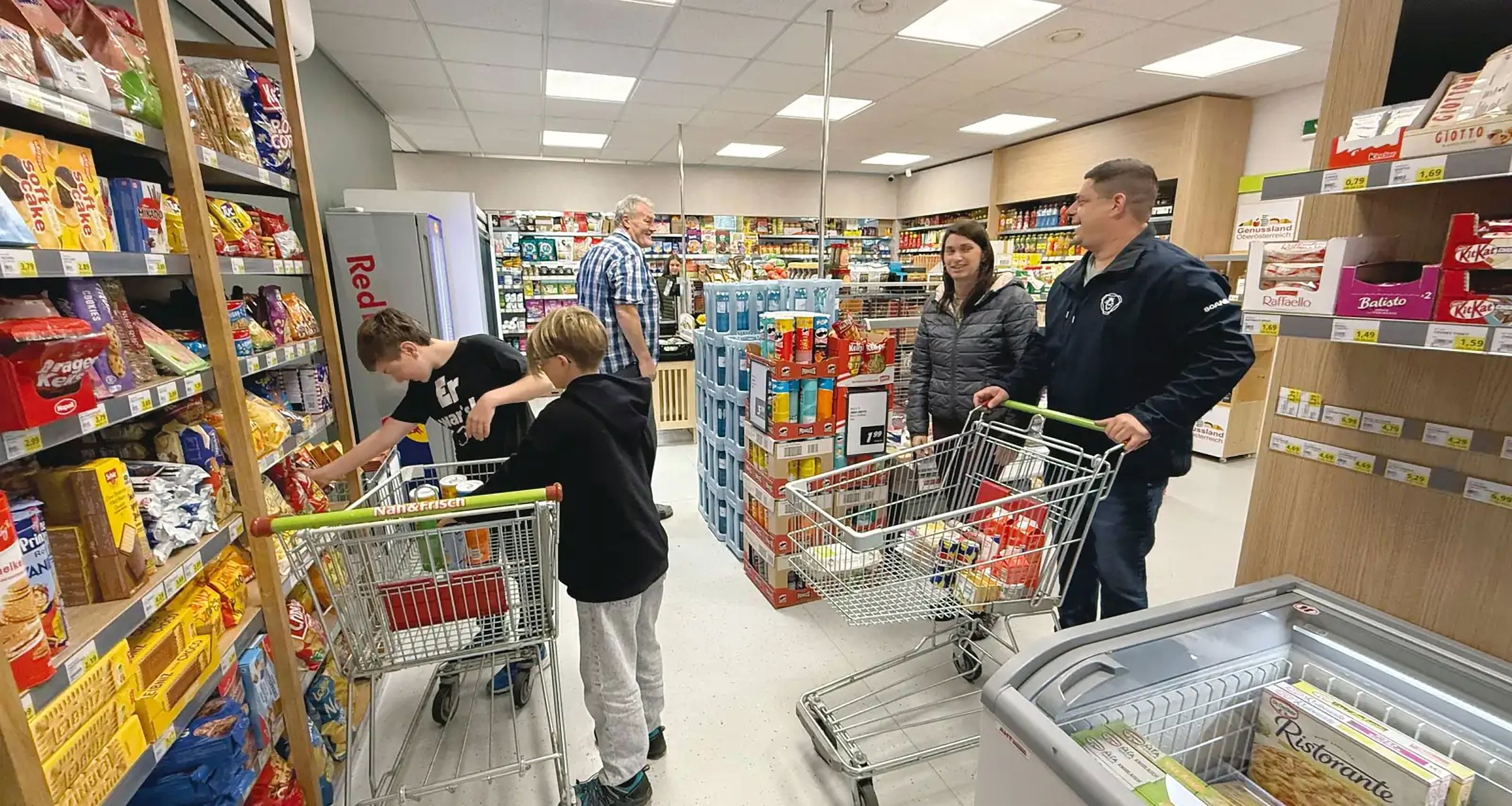 Kundinnen und Kunden beim Einkaufen zwischen den Regalen des Glückstreff.
