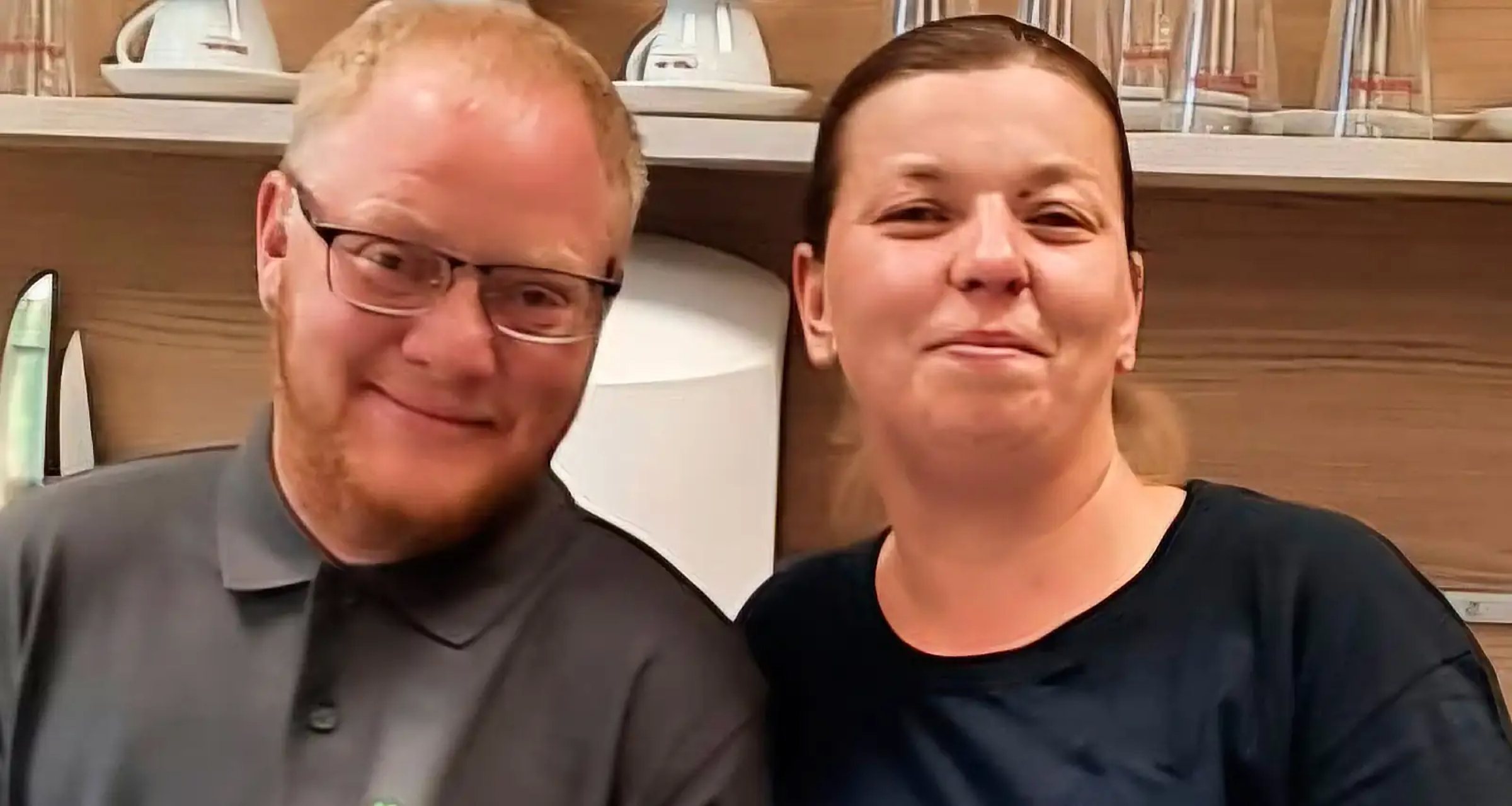 Jan und Jenni Glück lächeln gemeinsam in die Kamera.